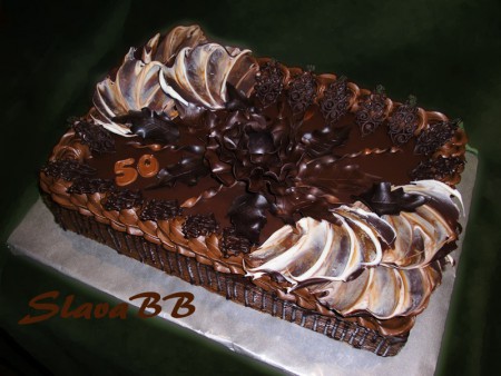 Torta "Čokoládová torta - Chocolatte Cake " cesto: vanilkové  plnka: čokoládová ovocie: jahody váha: 2,6 kg